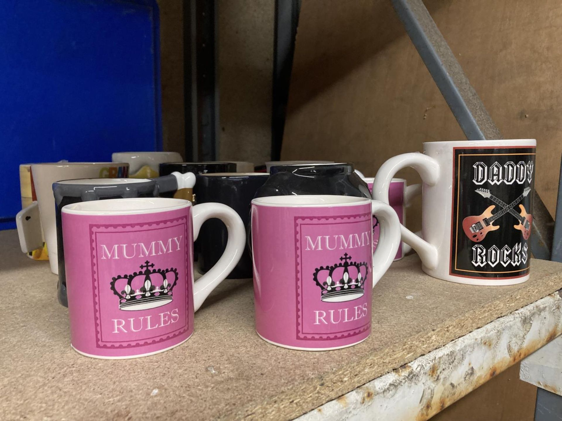 A MIXED LOT OF COLLECTABLE MUGS TO INCLUDE MUMMY RULES, ROCKER, DADDY ROCKS, THE BOSS ETC