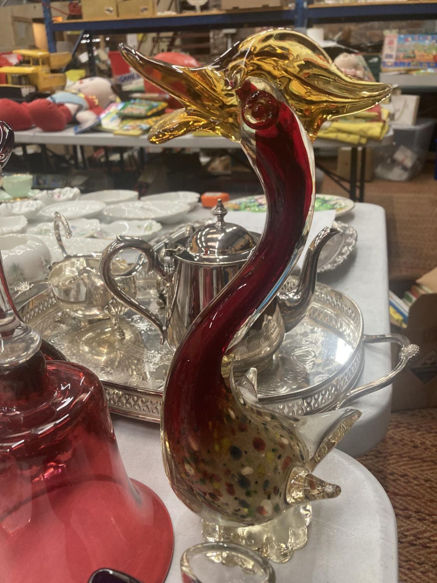 A MURANO STYLE CRANBERRY GLASS VASE HEIGHT 25CM, A COLOURED MURANO STYLE GLASS BIRD HEIGHT 29CM, SIX - Image 2 of 4