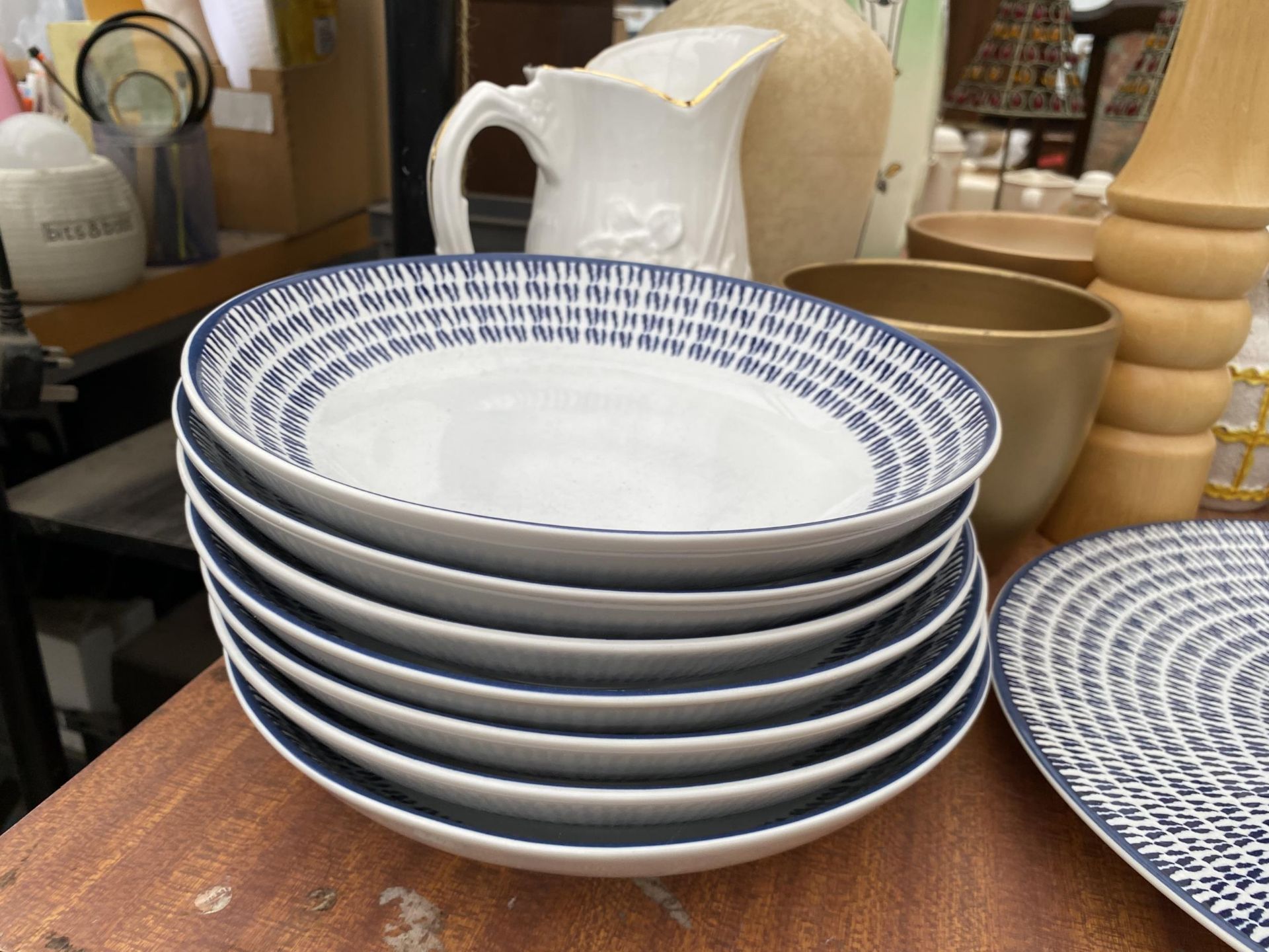 A LARGE ASSORTMENT OF CERAMICS AND GLASS WARE TO INCLUDE A WASH JUG, PLATES AND BOWLS ETC - Image 11 of 11