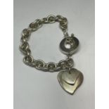 A MARKED SILVER T BAR BRACELET WITH HEART CHARM IN A PRESENTATION BOX