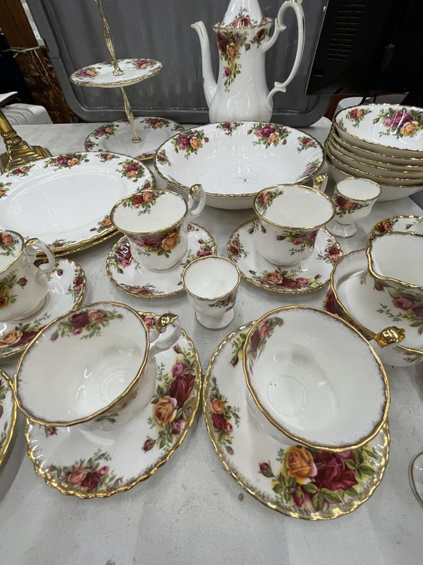 A LARGE COLLECTION OF ROYAL ALBERT OLD COUNTRY ROSES TO INCLUDE A COFFEE SET, CAKE STAND, BOWLS, EGG - Image 4 of 6