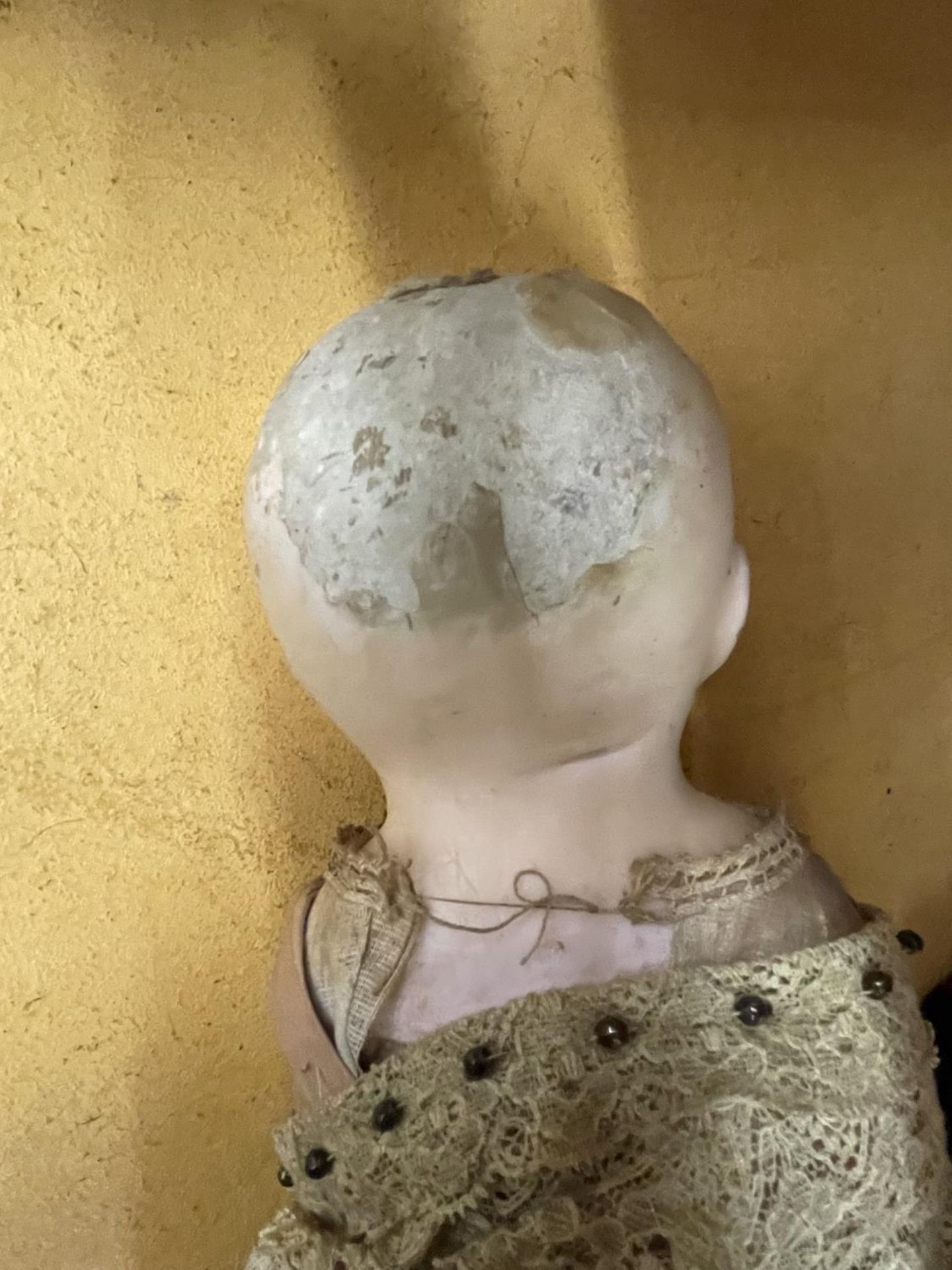 A VICTORIAN DOLL IN PERIOD COSTUME WITH A WAX HEAD, STRAW/HORSEHAIR BODY, PLASTER ARMS AND LOWER - Image 4 of 6