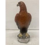 A VINTAGE BESWICK BENEAGLES SCOTCH WHISKY GOLDEN EAGLE DECANTER (1969) - 27 CM IN HEIGHT