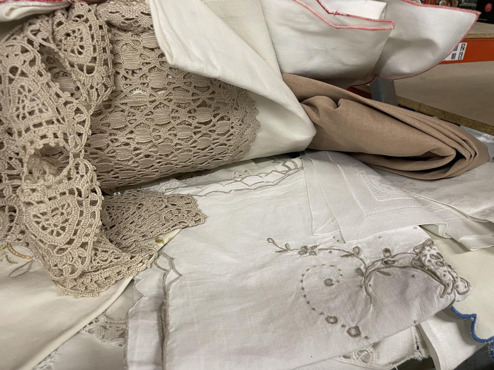 A QUANTITY OF LINEN AND COTTON TABLE WARE TO INCLUDE TABLE CLOTHS, NAPKINS, COASTER, PLACEMATS, ETC - Image 2 of 2