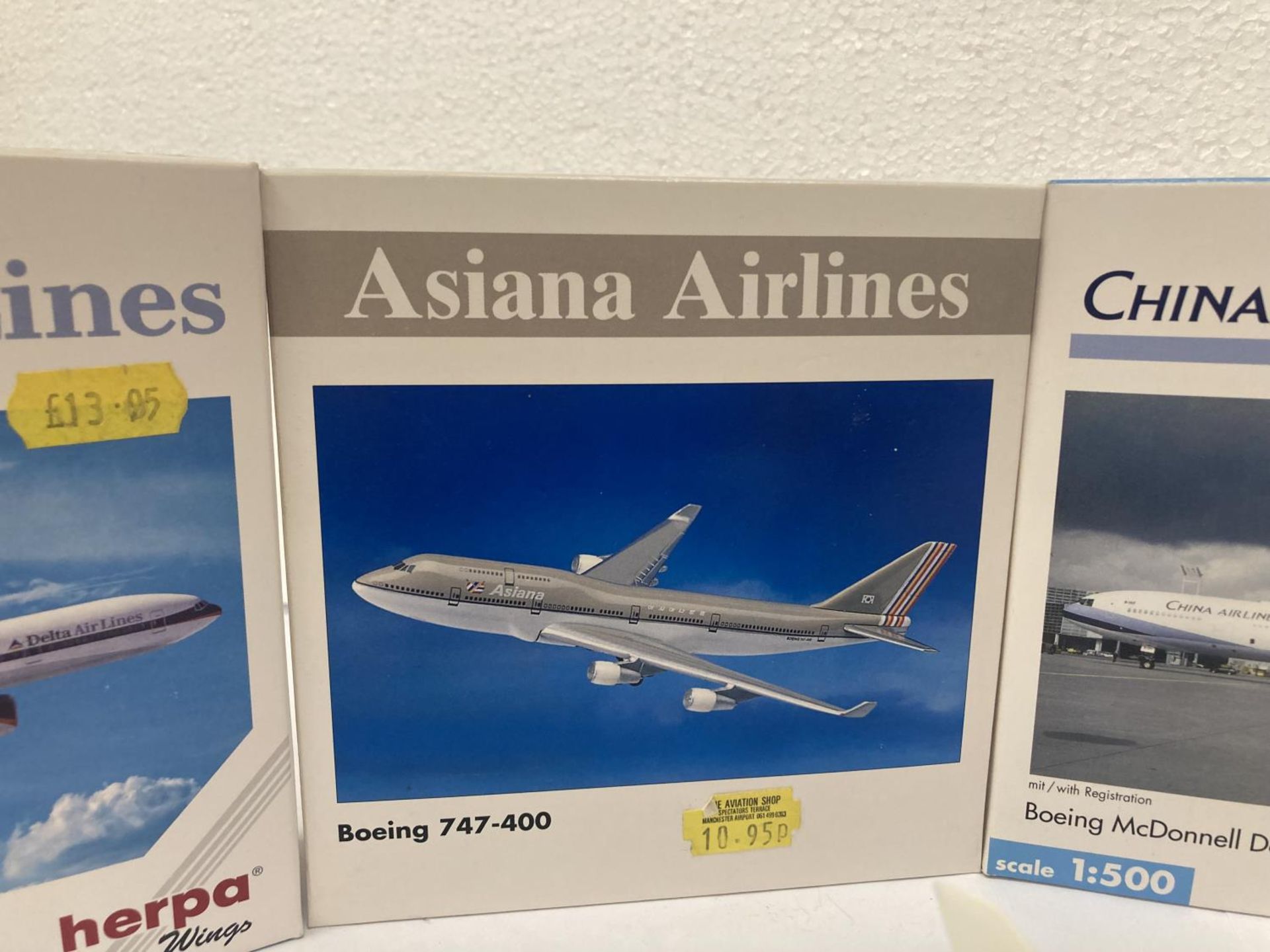 A COLLECTION OF FOUR COLLECTOR'S AEROPLANES TO INCLUDE CAMEROON AIRLINES BOEING 747-200 NO. - Image 3 of 7
