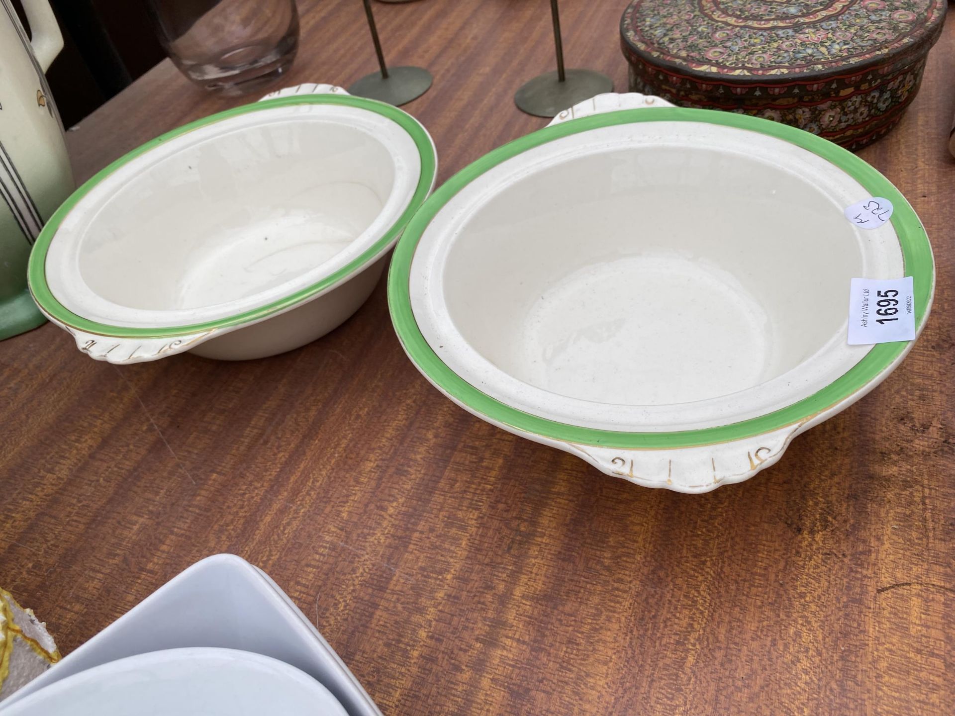 A LARGE ASSORTMENT OF CERAMICS AND GLASS WARE TO INCLUDE A WASH JUG, PLATES AND BOWLS ETC - Image 3 of 11