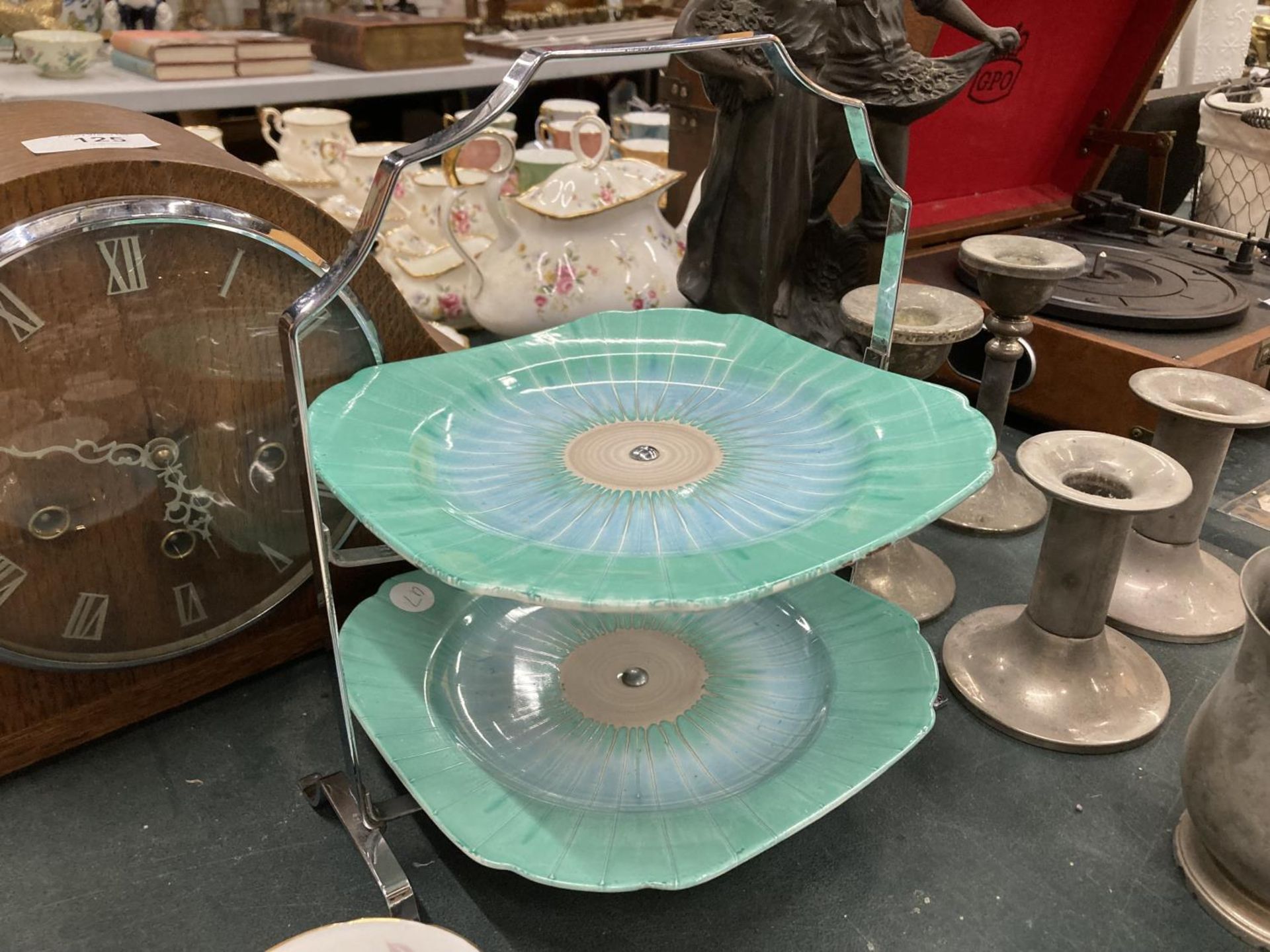 A SHELLEY ART DECO CAKE STAND WITH CHROME HANDLE IN A GREEN AND BLUE PATTERN - Image 2 of 2