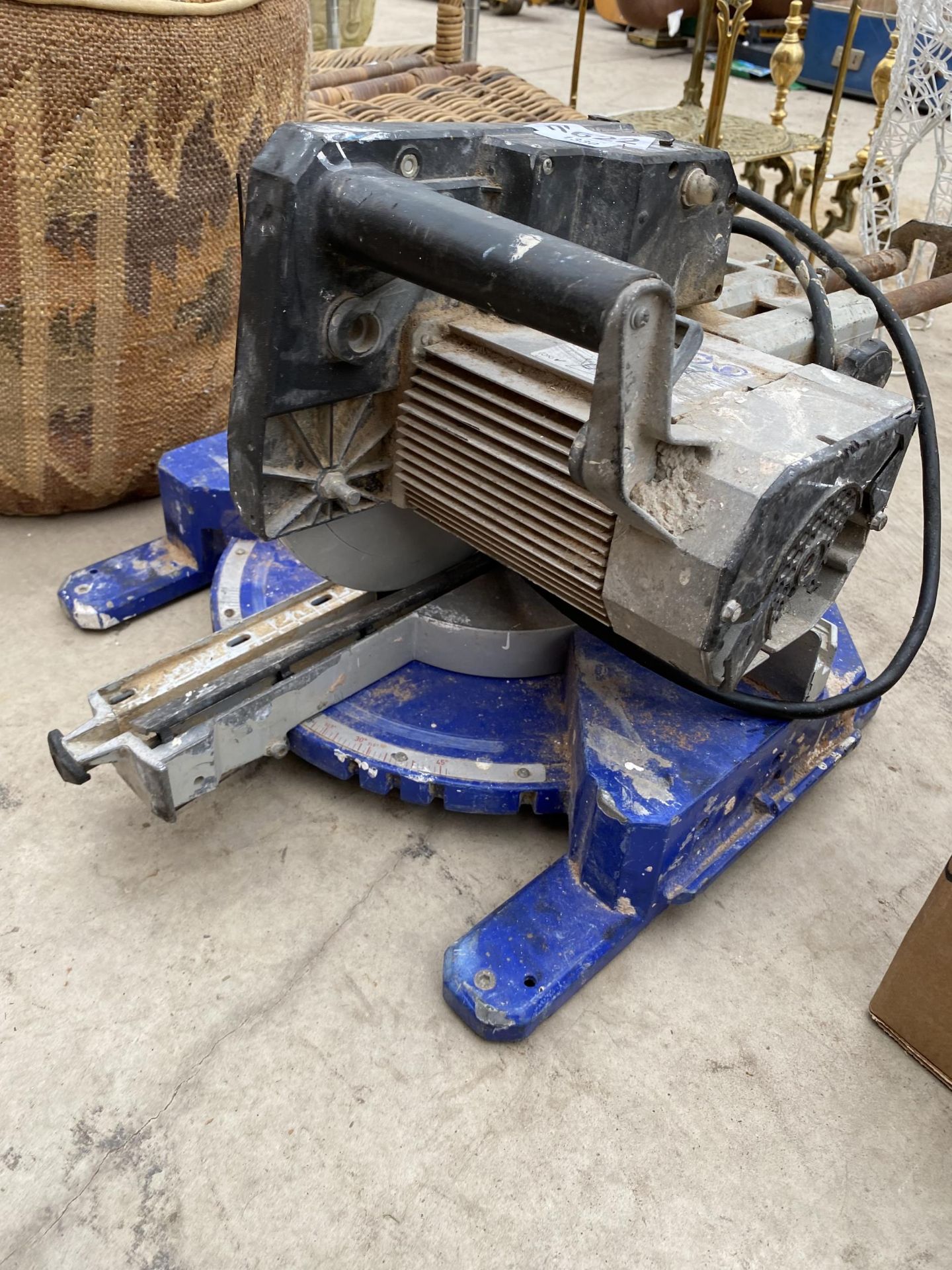 AN ELECTRIC MITRE SAW - Image 2 of 3
