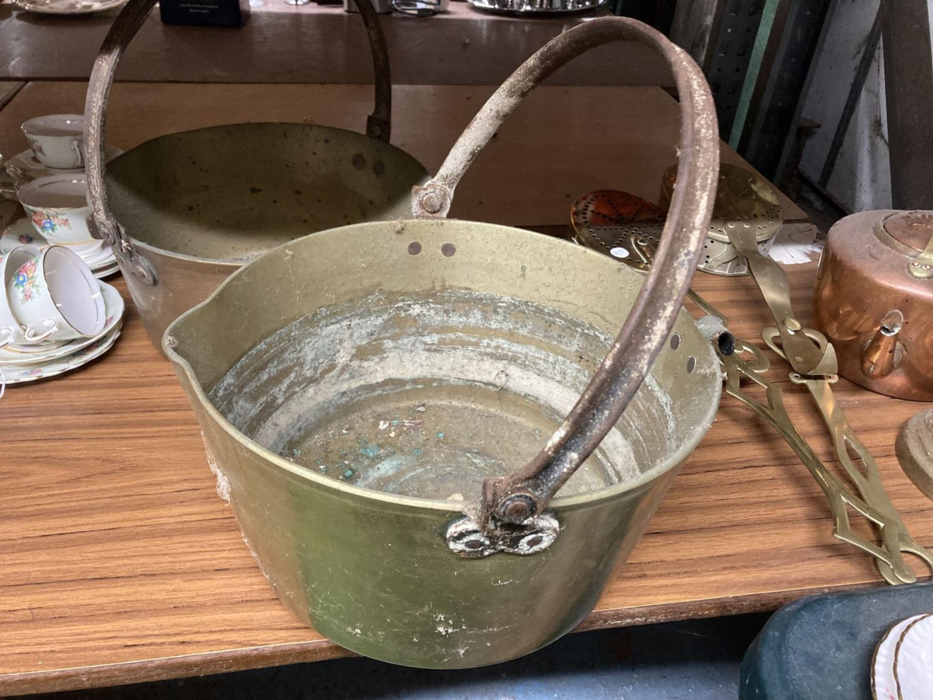 TWO VINTAGE HEAVY BRASS JAM PANS DIAMETER 30CM AND 29CM - Image 3 of 3