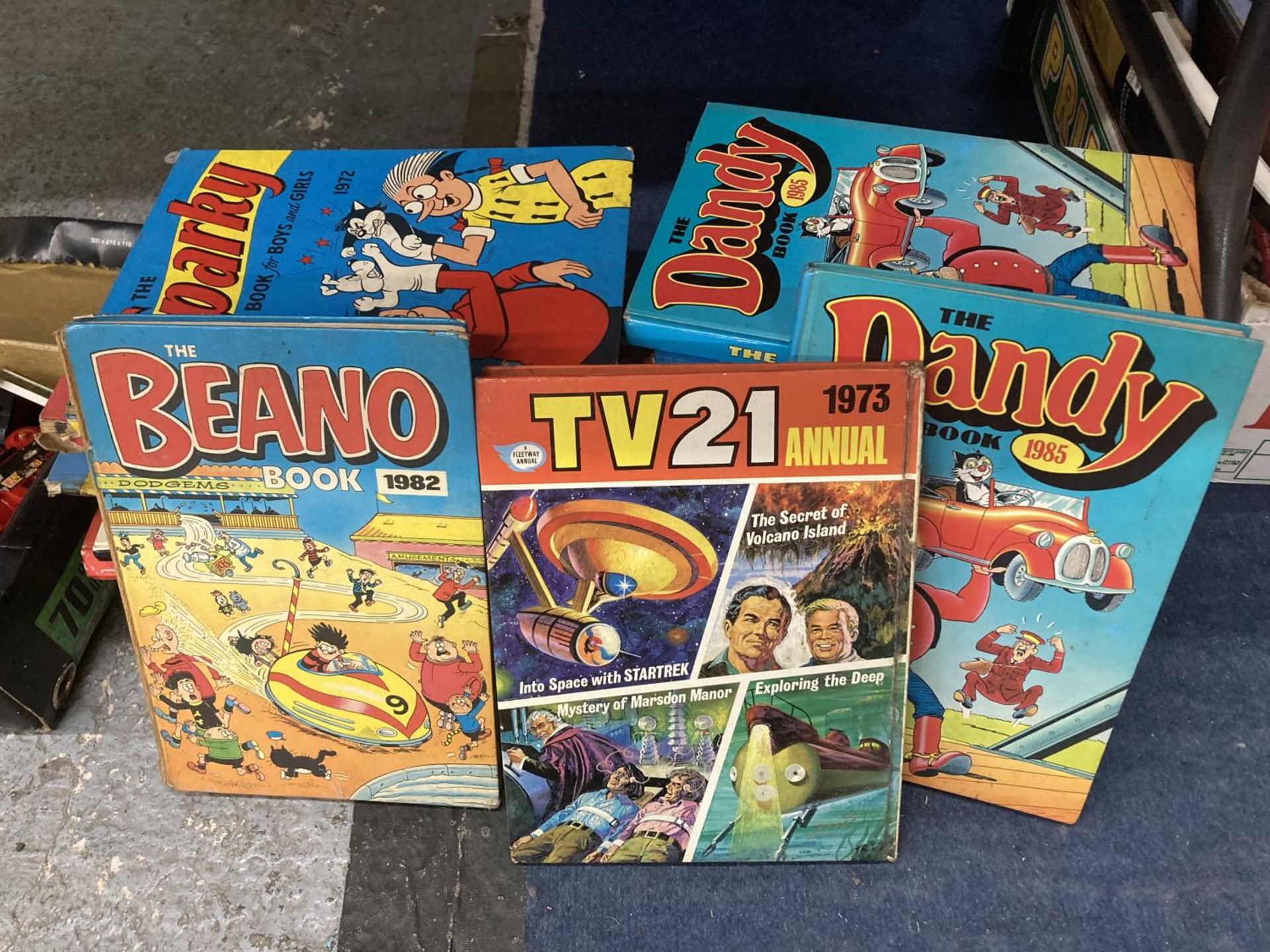 A LARGE QUANTITY OF VARIOUS VINTAGE ANNUALS TO INCLUDE DANDY, BEANO, EAGLE, BASH STREET KIDS ETC - Image 2 of 3