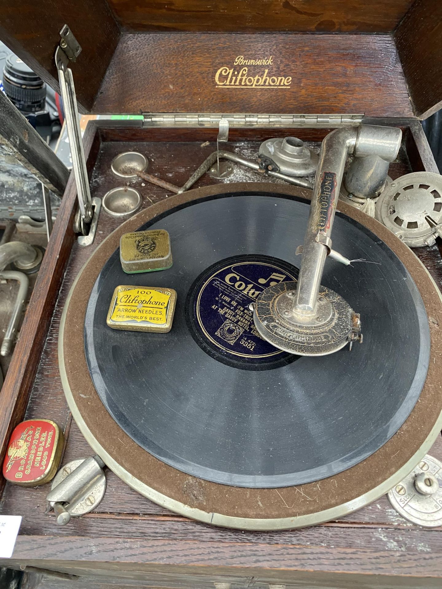 A VINTAGE BRUNSWICK CLIFTOPHONE, A VINTAGE HMV GRAMAPHONE AND A VINTAGE UNDERWOOD TYPEWRITER - Image 4 of 6