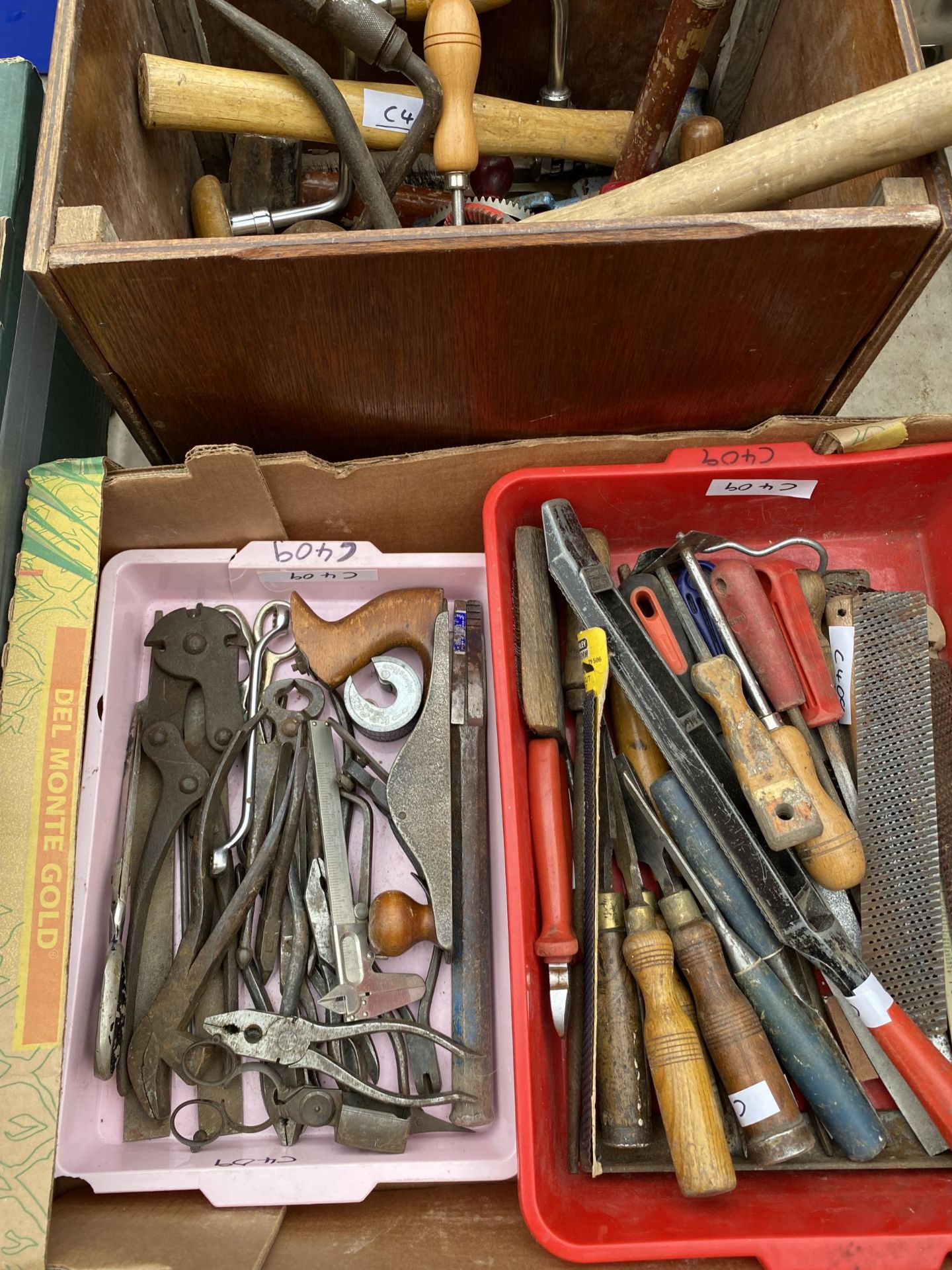A LARGE ASSORTMENT OF VINTAGE HAND TOOLS TO INCLUDE A PLANE, RASPS, BRACE DRILLS AND PLIERS ETC - Image 2 of 4