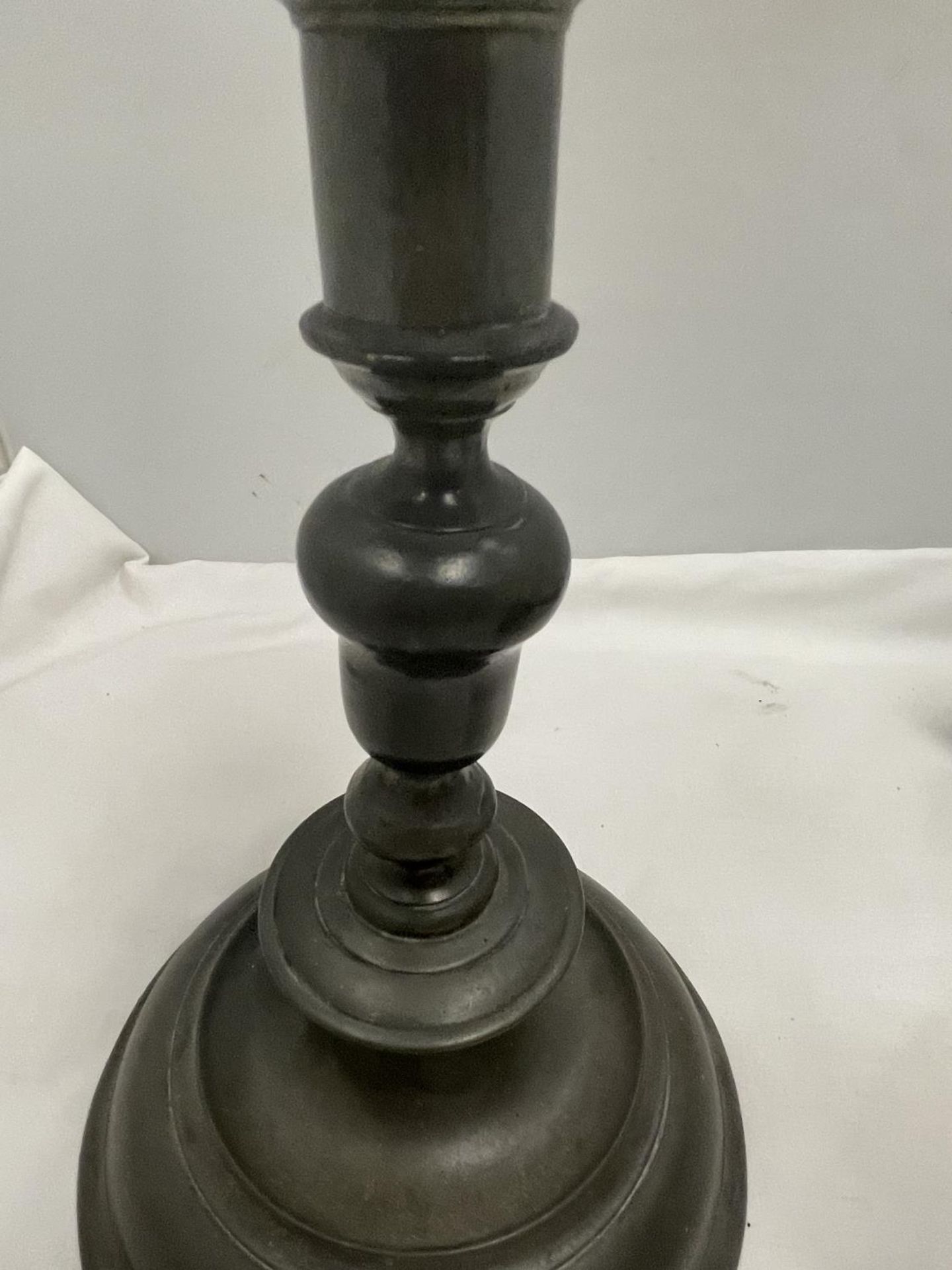 A PAIR OF VINTAGE PEWTER CANDLESTICKS WITH MAKERS MARK - Bild 5 aus 7