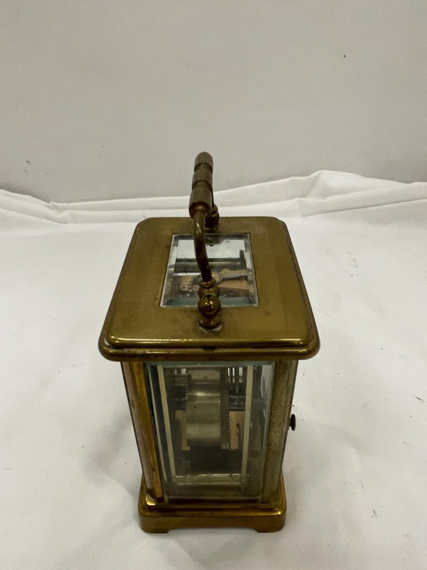 A BRASS CARRIAGE CLOCK BY F A CHANDLER LEMINGTON SPA WITH TOP ESCAPEMENT VEIWING PANE - Bild 3 aus 5