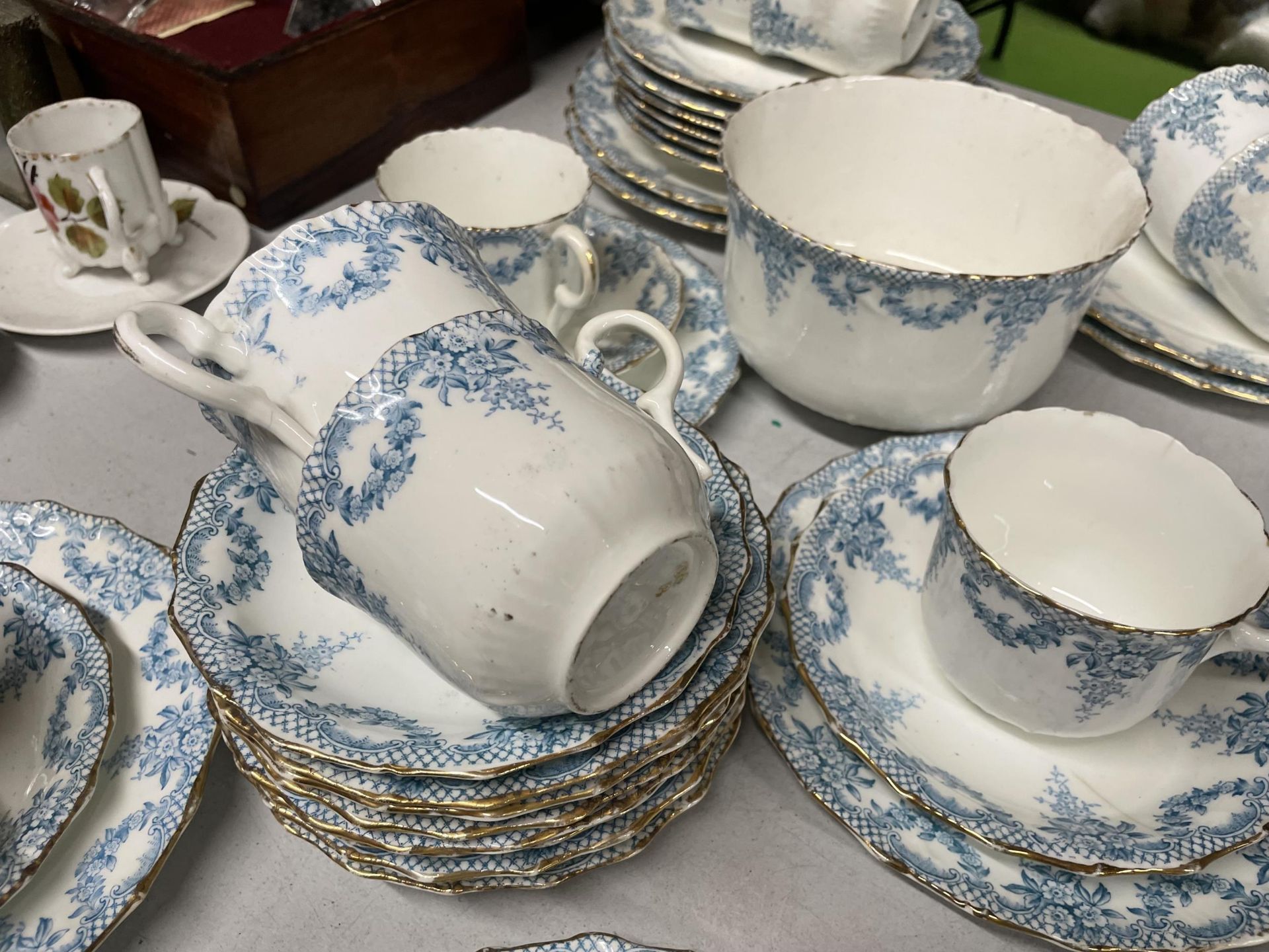 A QUANTITY OF BLUE AND WHITE CHINA TO INCLUDE CUPS, SAUCERS, SIDE PLATES, SUGAR BOWL, ETC - Image 2 of 2