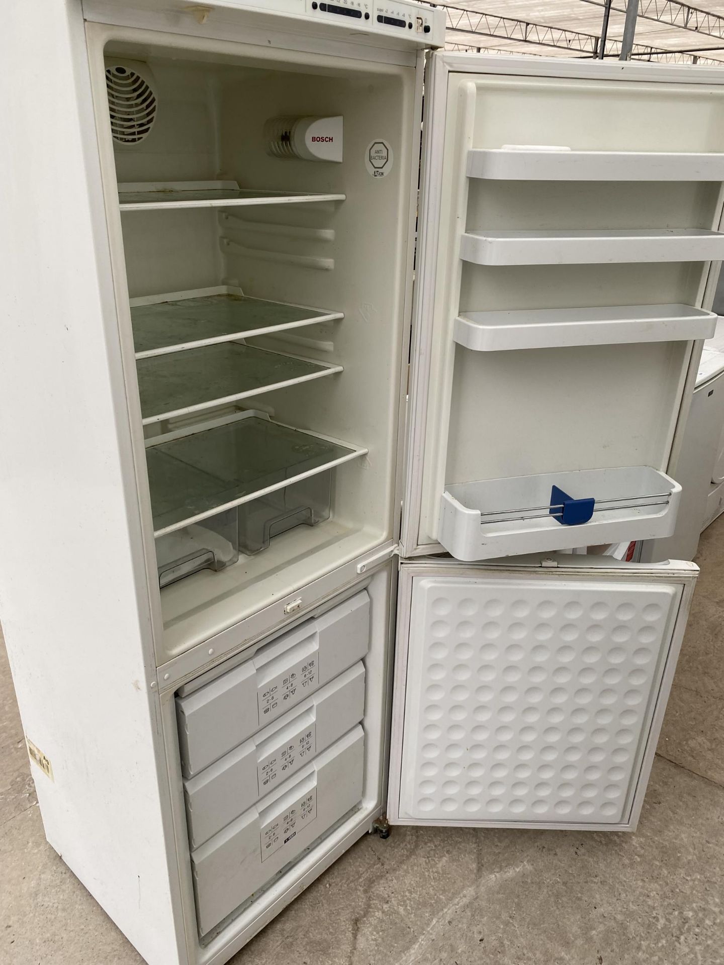 A WHITE BOSCH CLASSIXX UPRIGHT FRIDGE FREEZER - Image 2 of 2