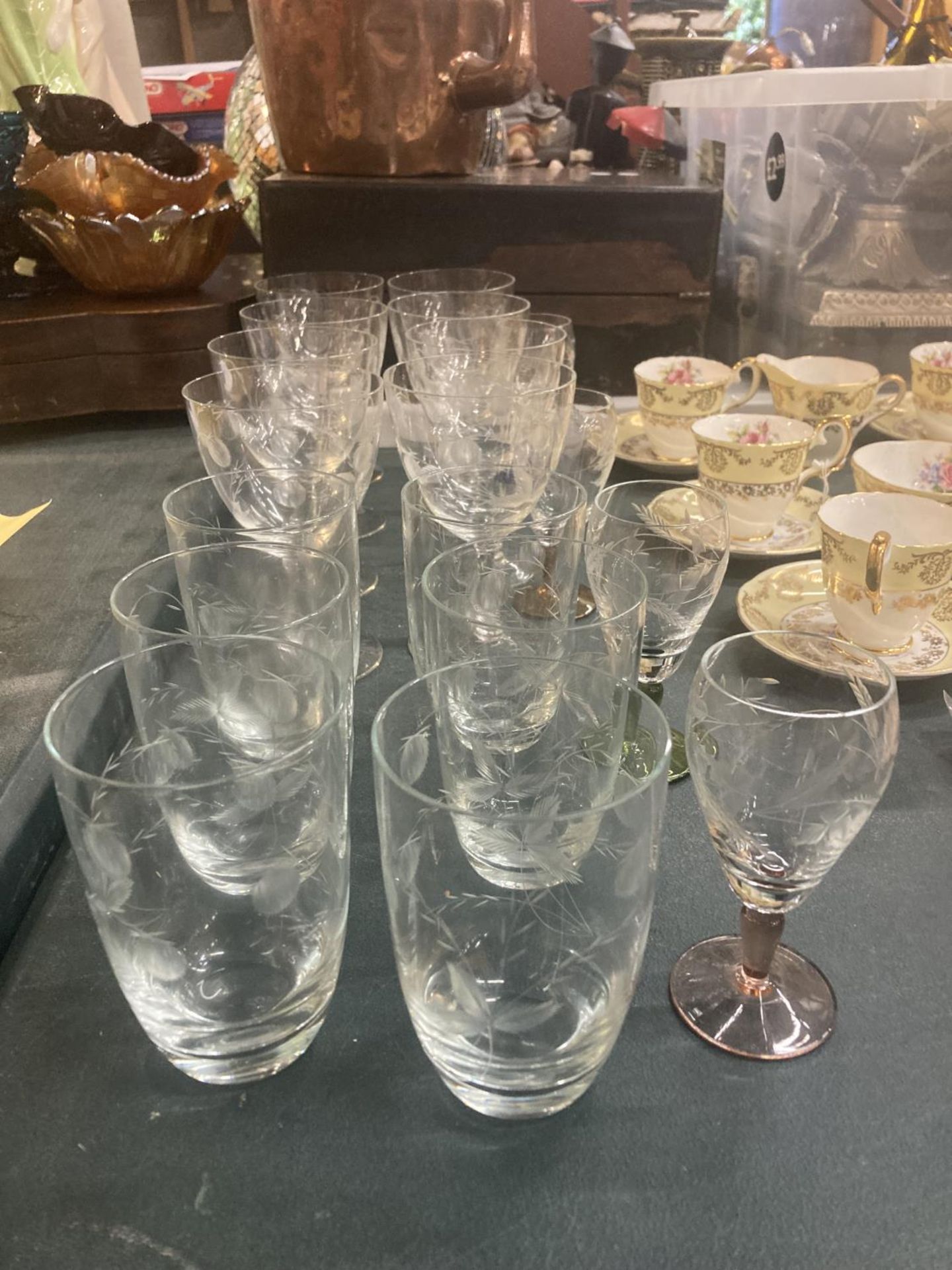 A QUANTITY OF ETCHED GLASSES TO INCLUDE WINE, SHERRY, TUMBLERS, ETC