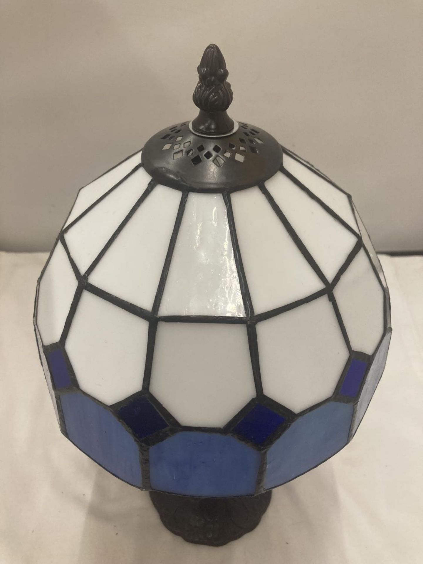 A STAINED GLASS TIFFANY STYLE LAMP ON A METAL BASE H: 35CM - Image 2 of 3