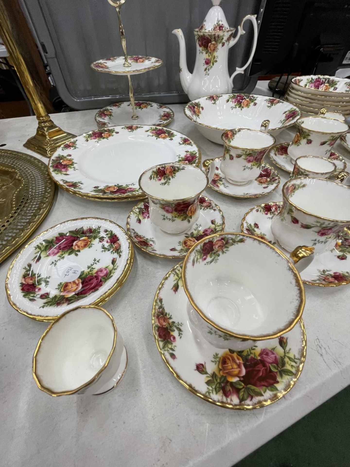 A LARGE COLLECTION OF ROYAL ALBERT OLD COUNTRY ROSES TO INCLUDE A COFFEE SET, CAKE STAND, BOWLS, EGG - Bild 5 aus 6