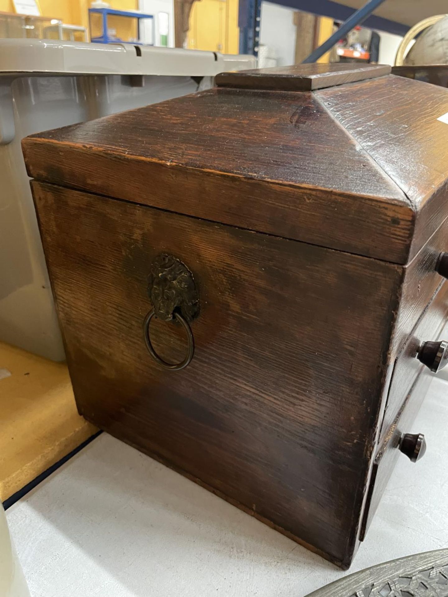 A VICTORIAN MINATURE THREE DRAWER CHEST WITH OPENING LID 36CM X 25CM X 27CM - Image 2 of 4