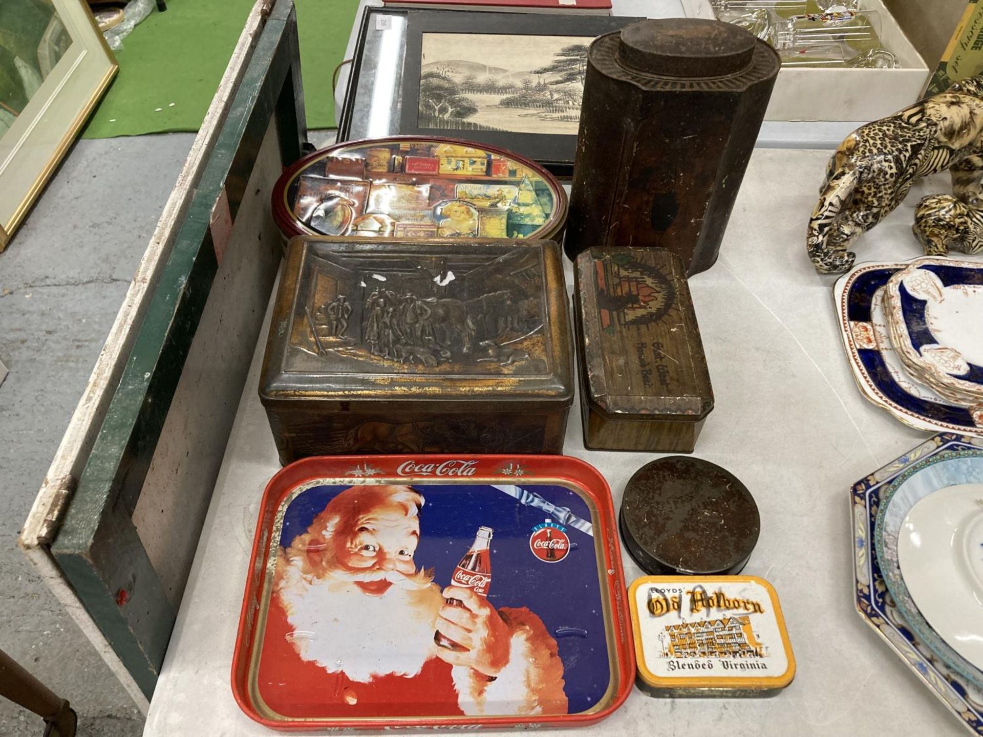 A QUANTITY OF VINTAGE TINS TO INCLUDE A COCA COLA TRAY, TEA CADDY, BISCUIT TIN, ETC