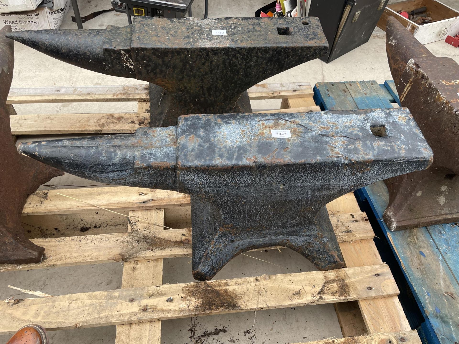 A VINTAGE BLACKSMITHS ANVIL LENGTH 79CM