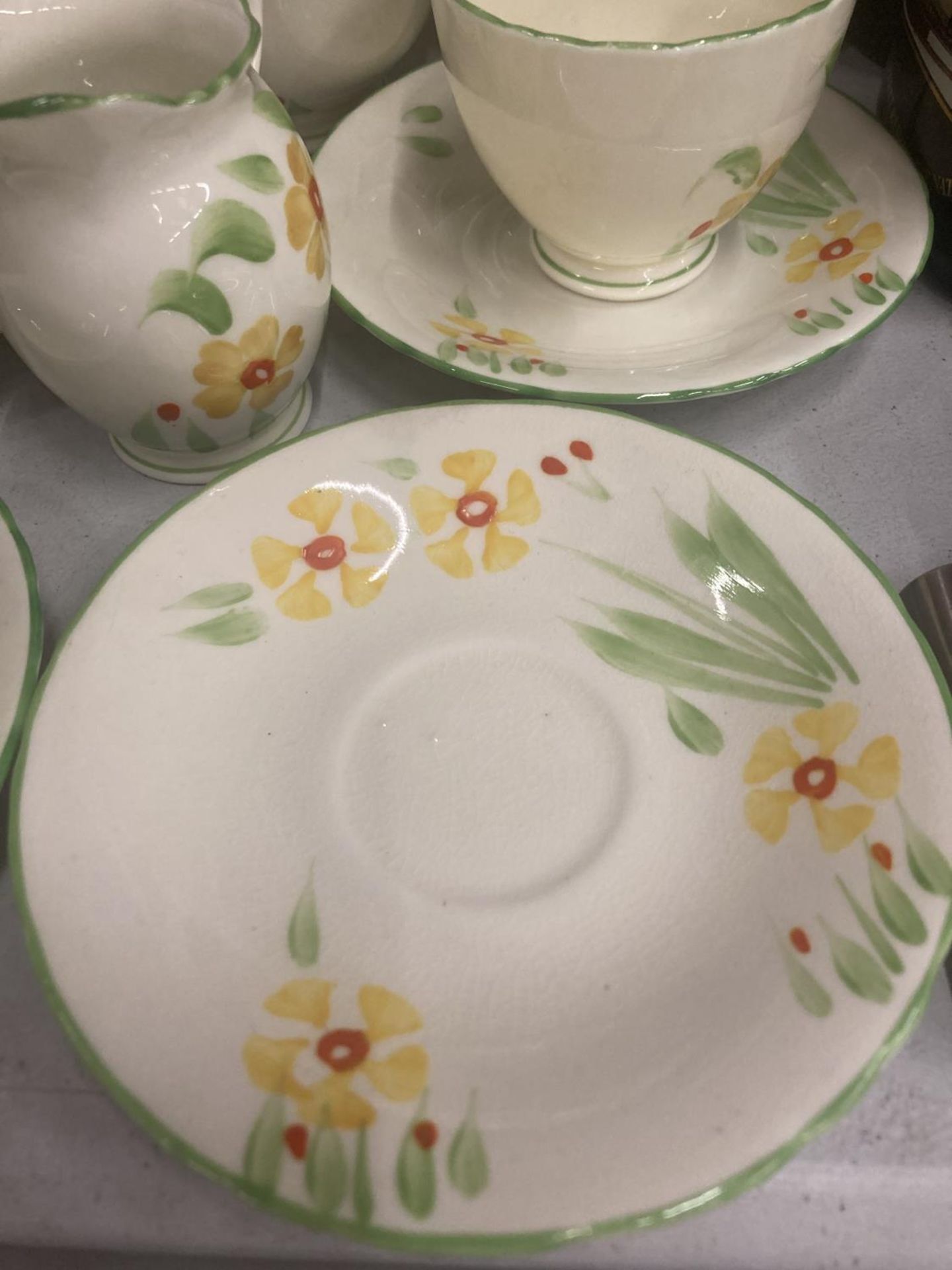 A SUTHERLAND COFFEE SET IN A DELICATE YELLOW WITH FLORAL DECORATION TO INCLUDE A COFFEE POT, CREAM - Image 3 of 5