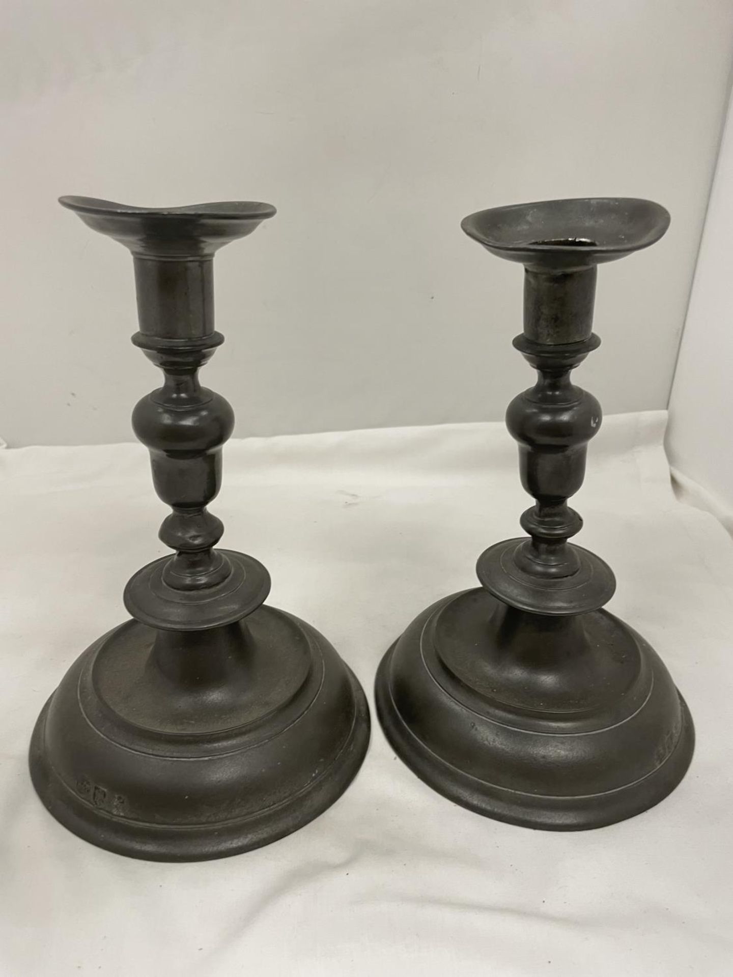 A PAIR OF VINTAGE PEWTER CANDLESTICKS WITH MAKERS MARK