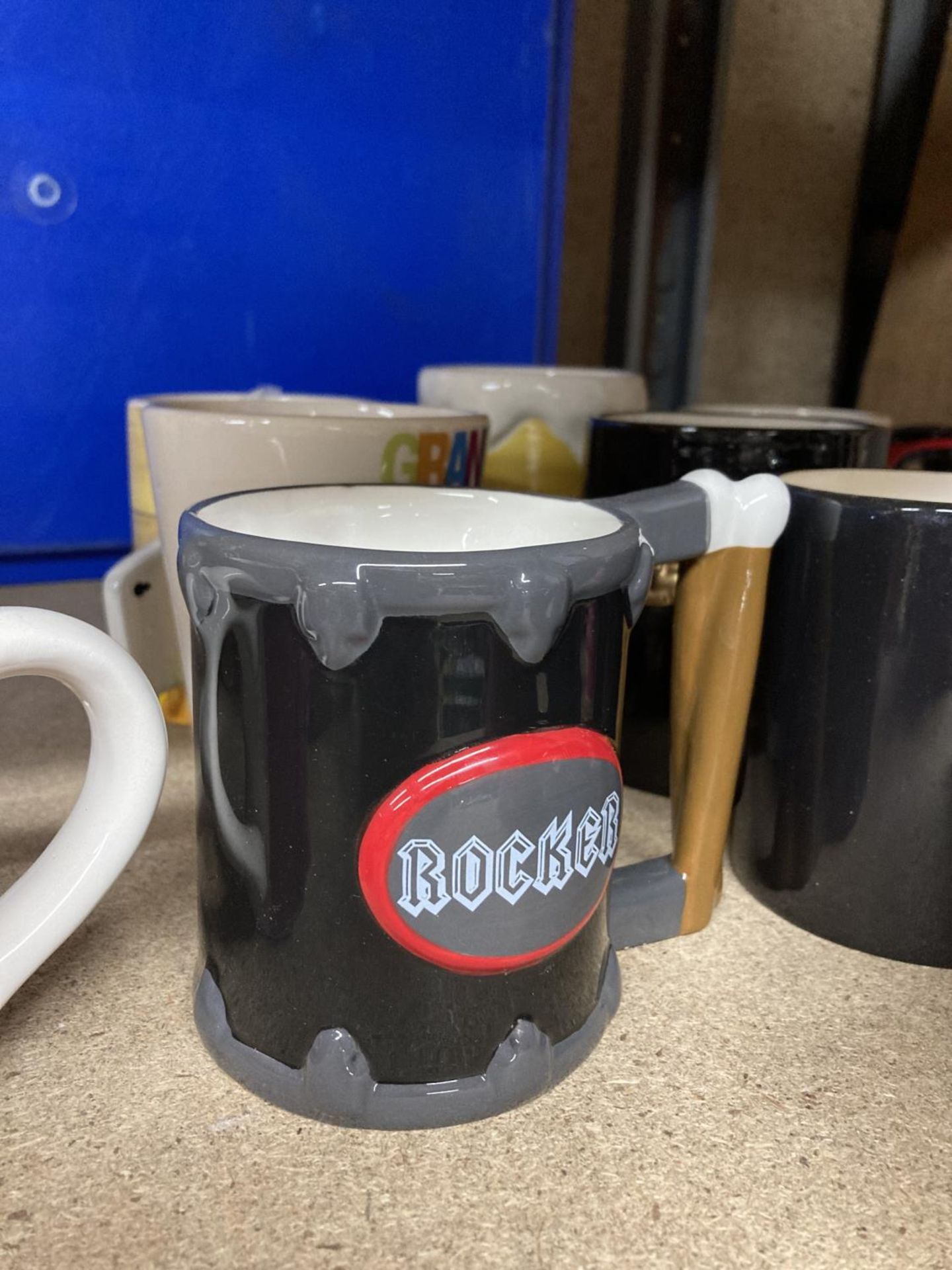 A MIXED LOT OF COLLECTABLE MUGS TO INCLUDE MUMMY RULES, ROCKER, DADDY ROCKS, THE BOSS ETC - Image 2 of 4