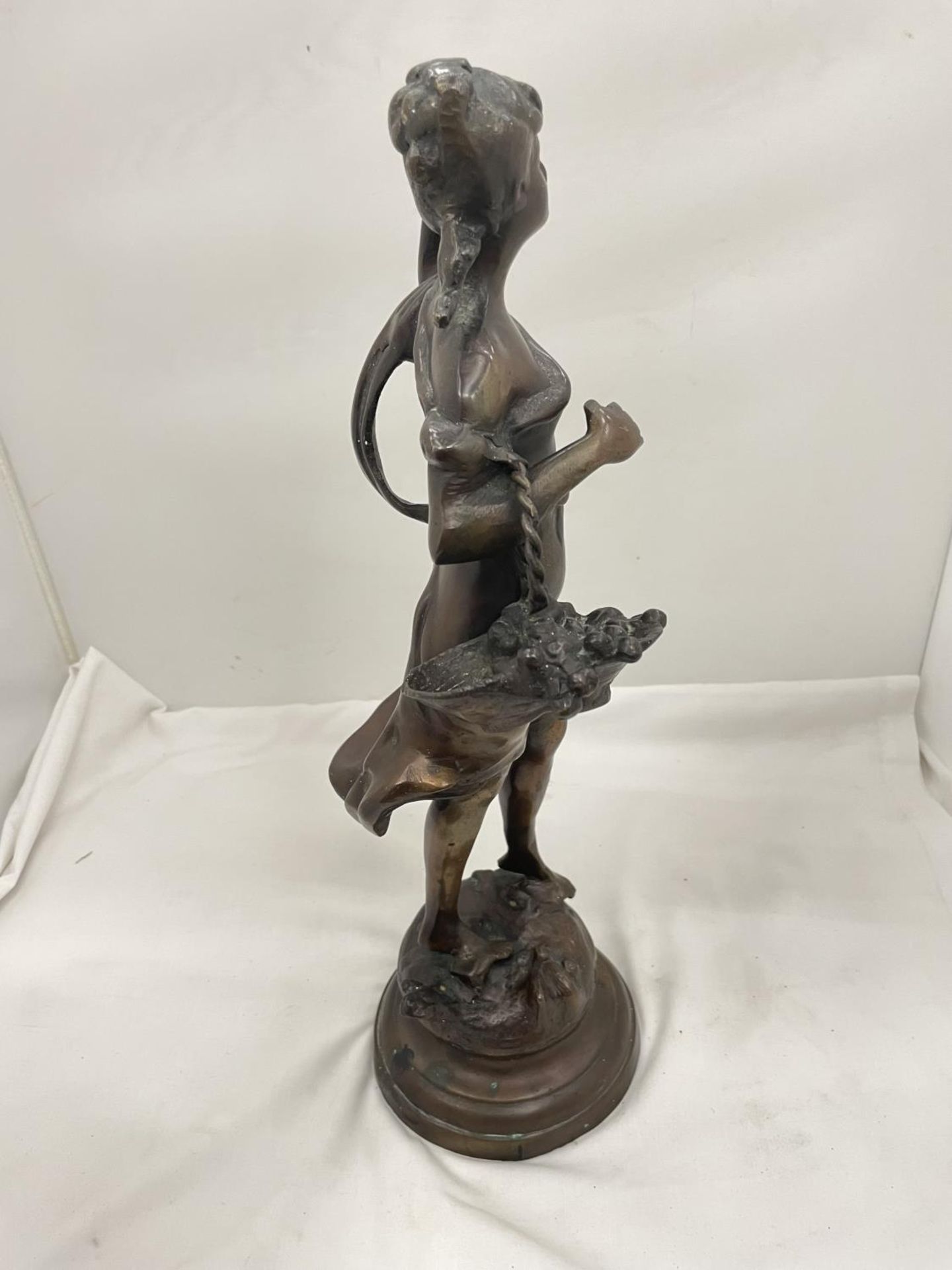 A BRONZE STYLE FIGURE OF A LADY WITH A BASKET HEIGHT 45CM - Image 3 of 4