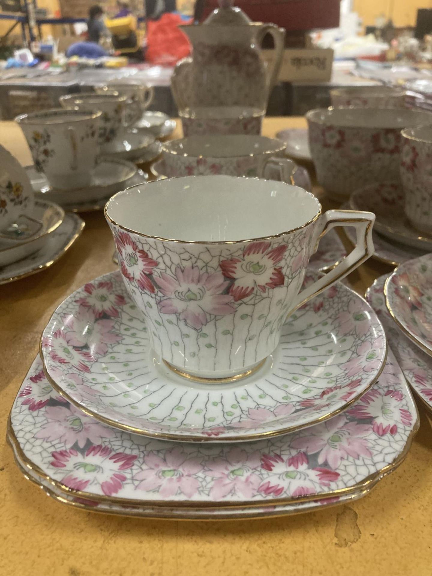 A DELPHINE CHINA TEA AND COFFEE SET IN A PALE PINK FLORAL PATTERN TO INCLUDE A TEA POT, COFFEE - Image 2 of 6