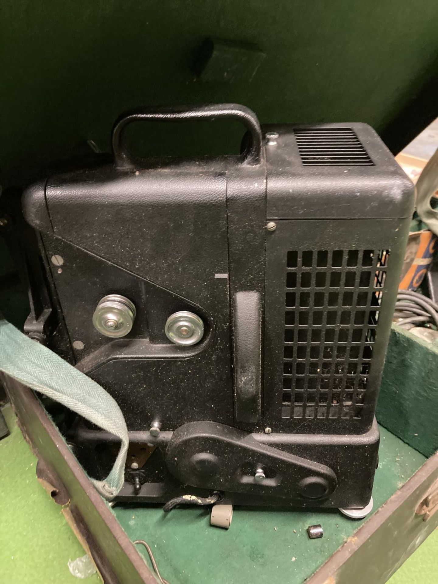 A VINTAGE DITMAR FILM PROJECTOR IN A CASE WITH INSTRUCTIONS AND ANCILLARIES - Image 3 of 5