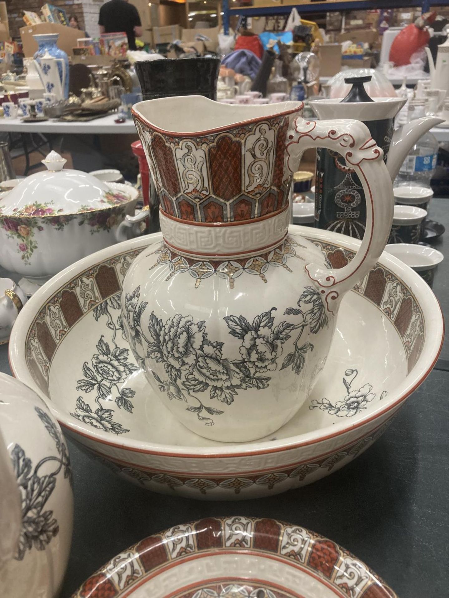 AN EMPIRE, BURSLEM FLORAL PRINTED VINTAGE BATHROOM SET TO INCLUDE WASHBOWL, JUGS, SOAP DISHES, ETC - Image 2 of 7