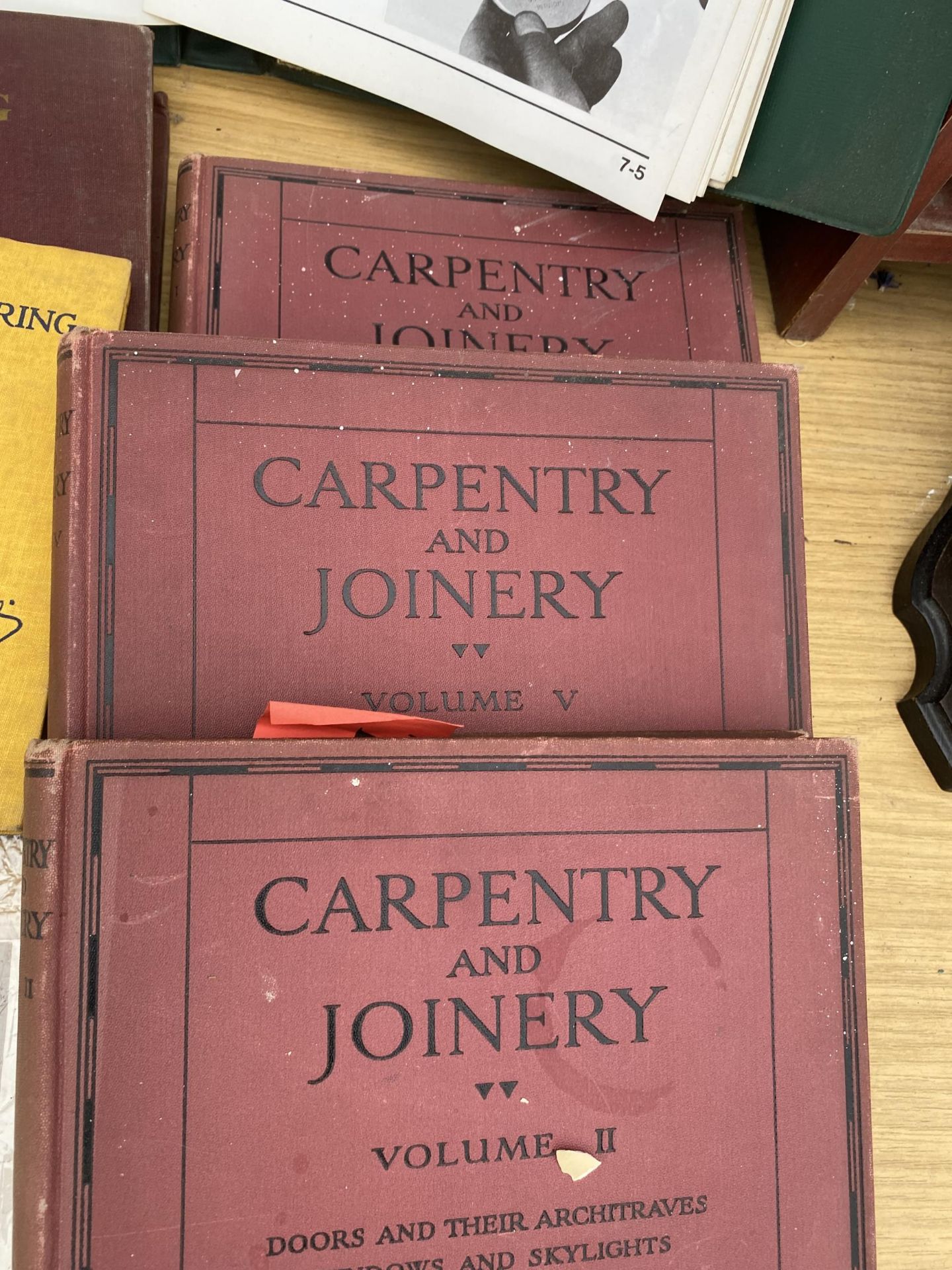 AN ASSORTMENT OF CARPENTRY BOOKS AND SERVICE BOOKS - Image 4 of 5