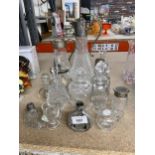 A COLLECTION OF GLASSWARE TO INCLUDE SILVER PLATED GLASS JUGS, OIL BOTTLES, LIDDED JARS, ETC