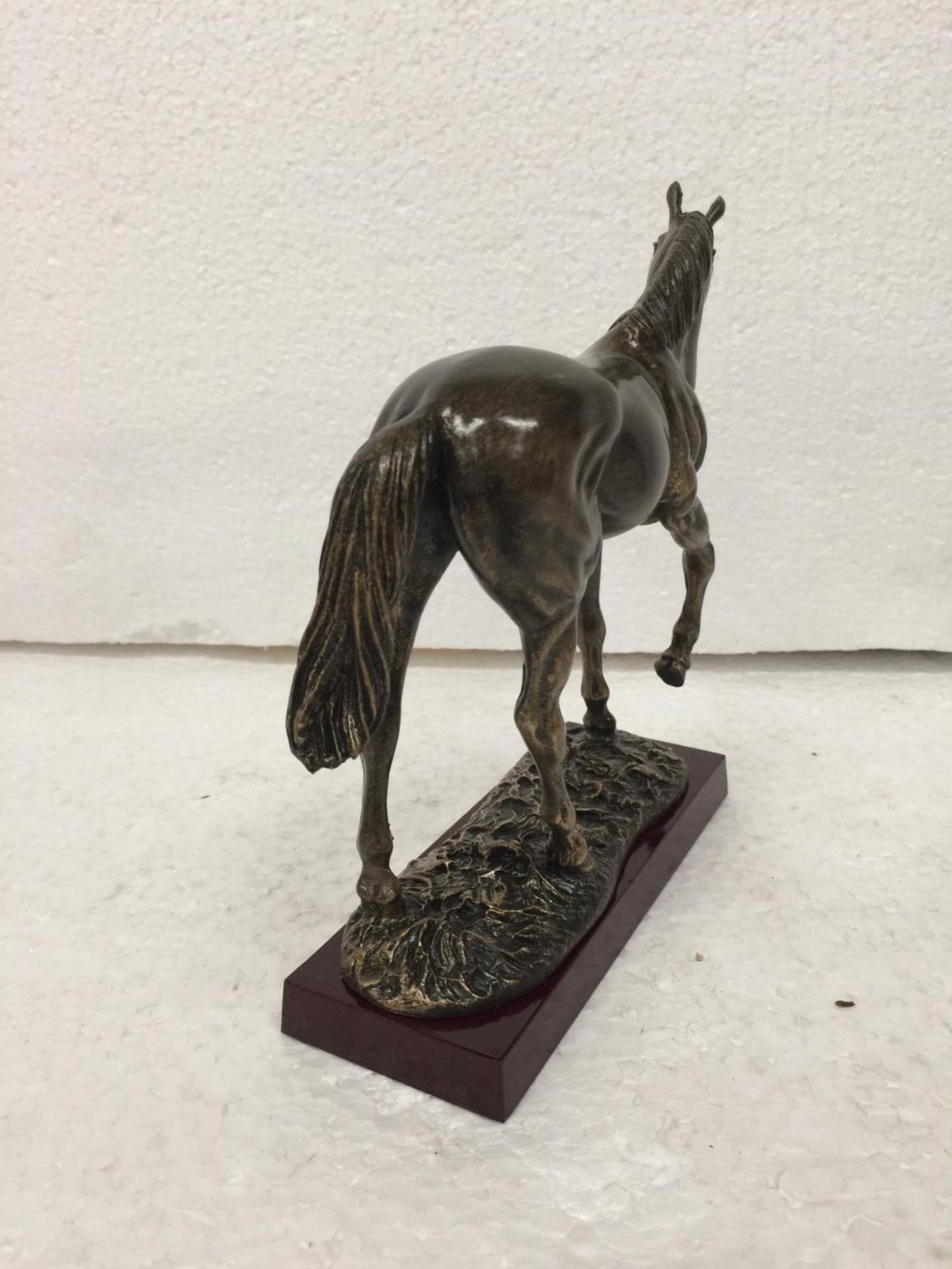 A BOXED RESIN SCULPTURE OF RED RUM RACE HORSE ON WOODEN PLINTH - Image 5 of 5