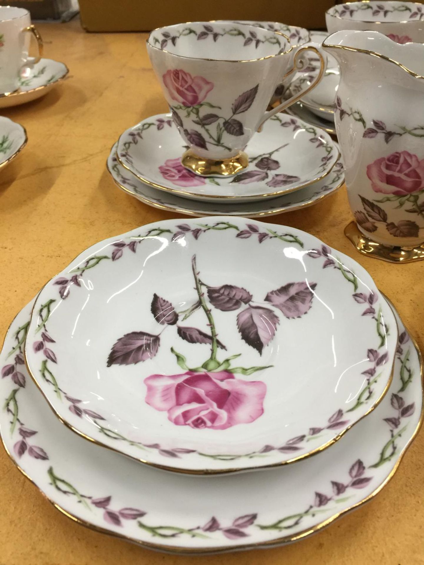 A ROYAL STANDARD 'ROSE MAXI' TEASET TO INCLUDE A CAKE PLATE, CREAM JUG, SUGAR BOWL, FIVE CUPS, - Image 3 of 4
