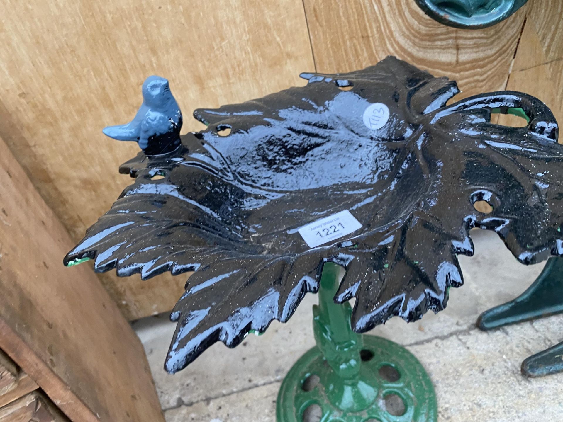 A SMALL PAINTED CAST IRON BIRD TABLE WITH LEAF DETAIL (H:30CM) - Image 3 of 3