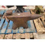 A VINTAGE BLACKSMITHS ANVIL WITH FORGING TOOL LENGTH 73CM