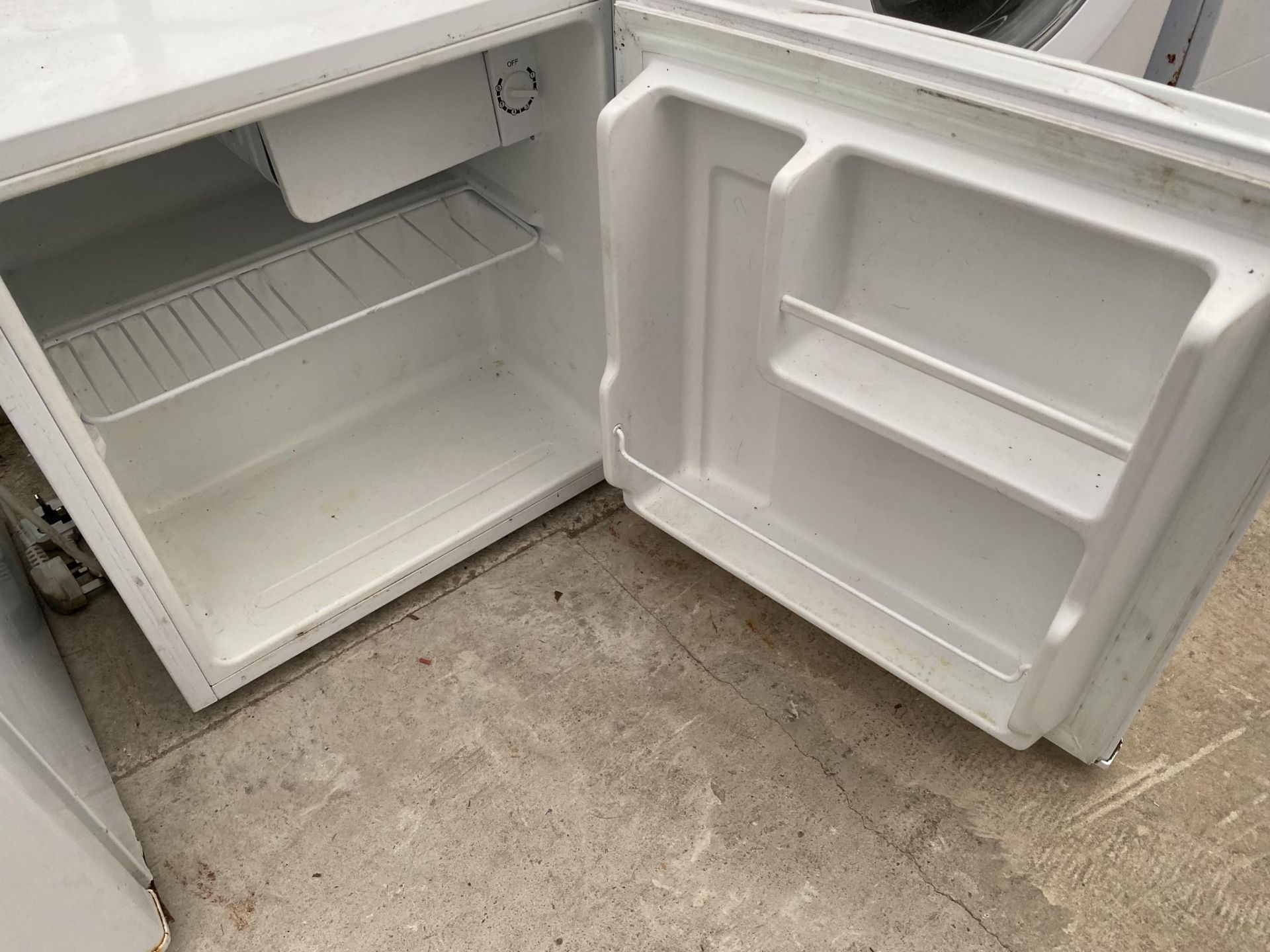 A WHITE RUSSELL HOBBS COUNTER TOP FRIDGE - Image 2 of 2