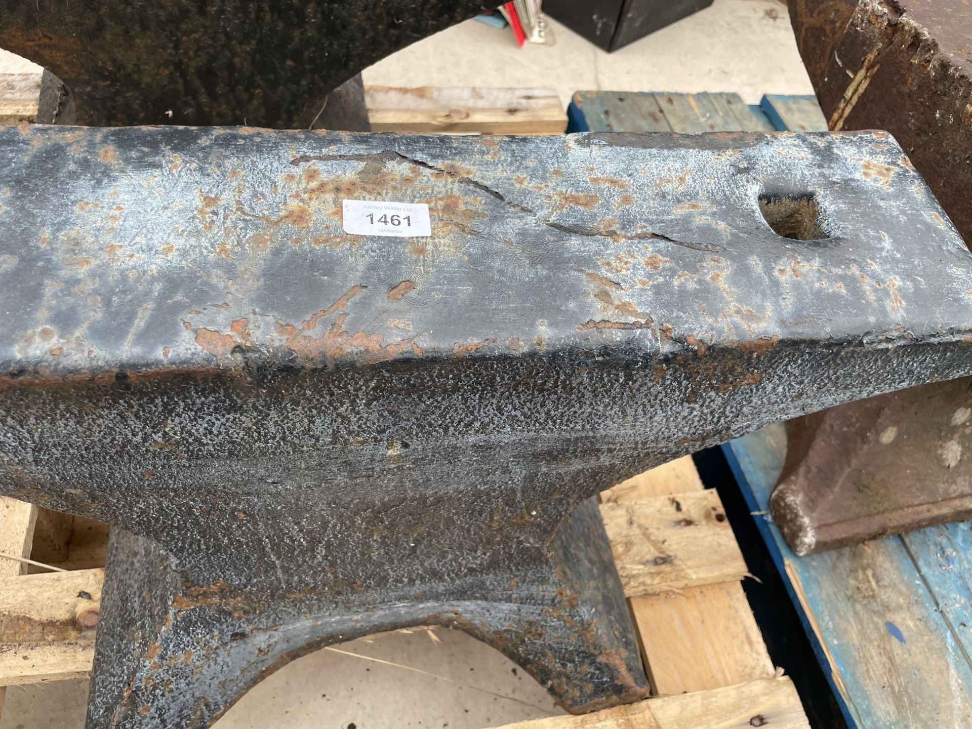 A VINTAGE BLACKSMITHS ANVIL LENGTH 79CM - Image 2 of 3