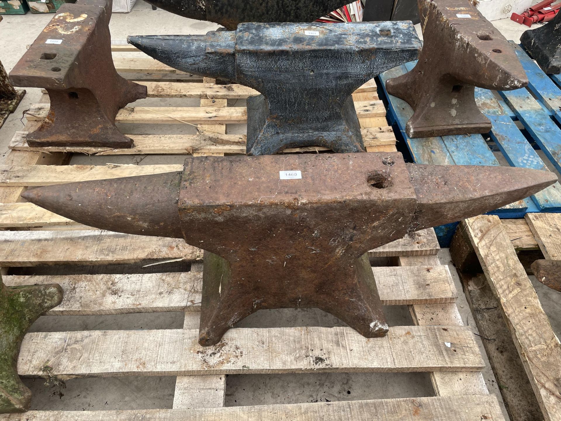 A VINTAGE BLACKSMITHS ANVIL LENGTH 97CM