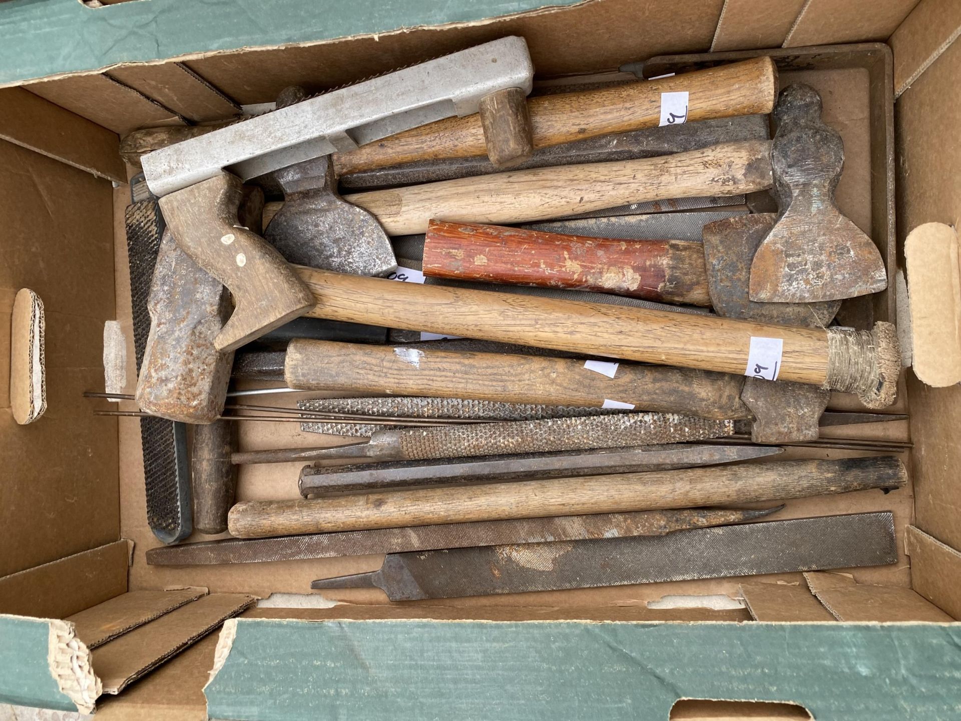 A LARGE ASSORTMENT OF VINTAGE HAND TOOLS TO INCLUDE A PLANE, RASPS, BRACE DRILLS AND PLIERS ETC - Image 4 of 4