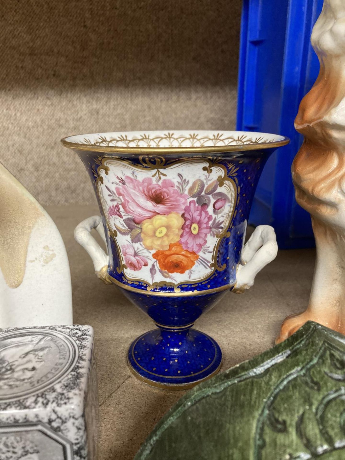 A QUANTITY OF CERAMIC ITEMS TO INCLUDE A LARGE STAFFORDSHIRE STYLE DOG, BLUE AND FLORAL URN VASE, - Image 2 of 8