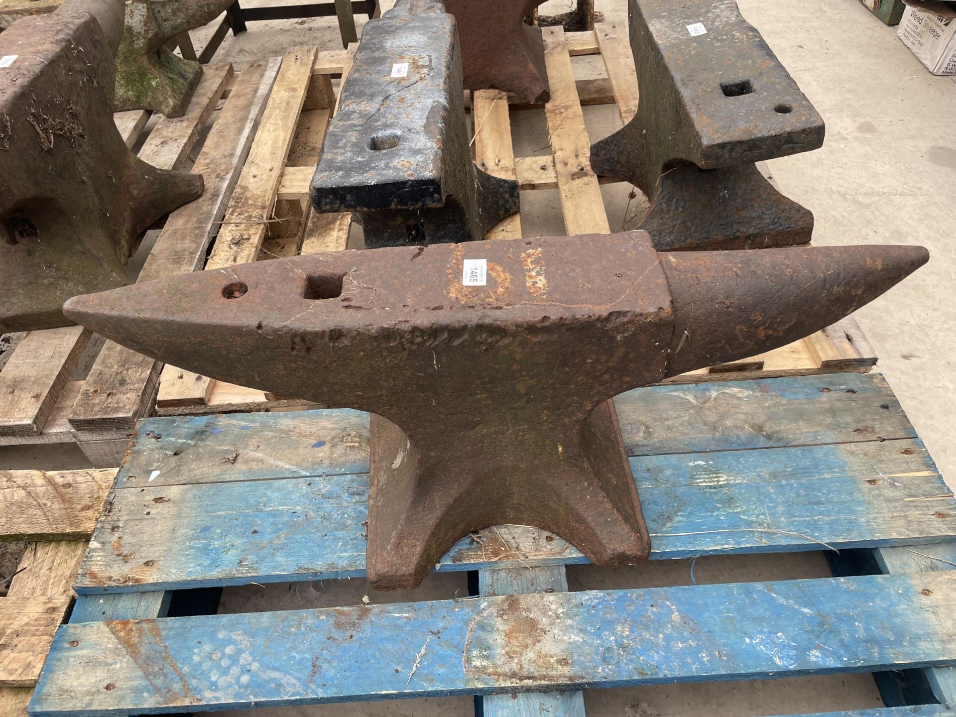 A VINTAGE BLACKSMITHS ANVIL LENGTH 79CM