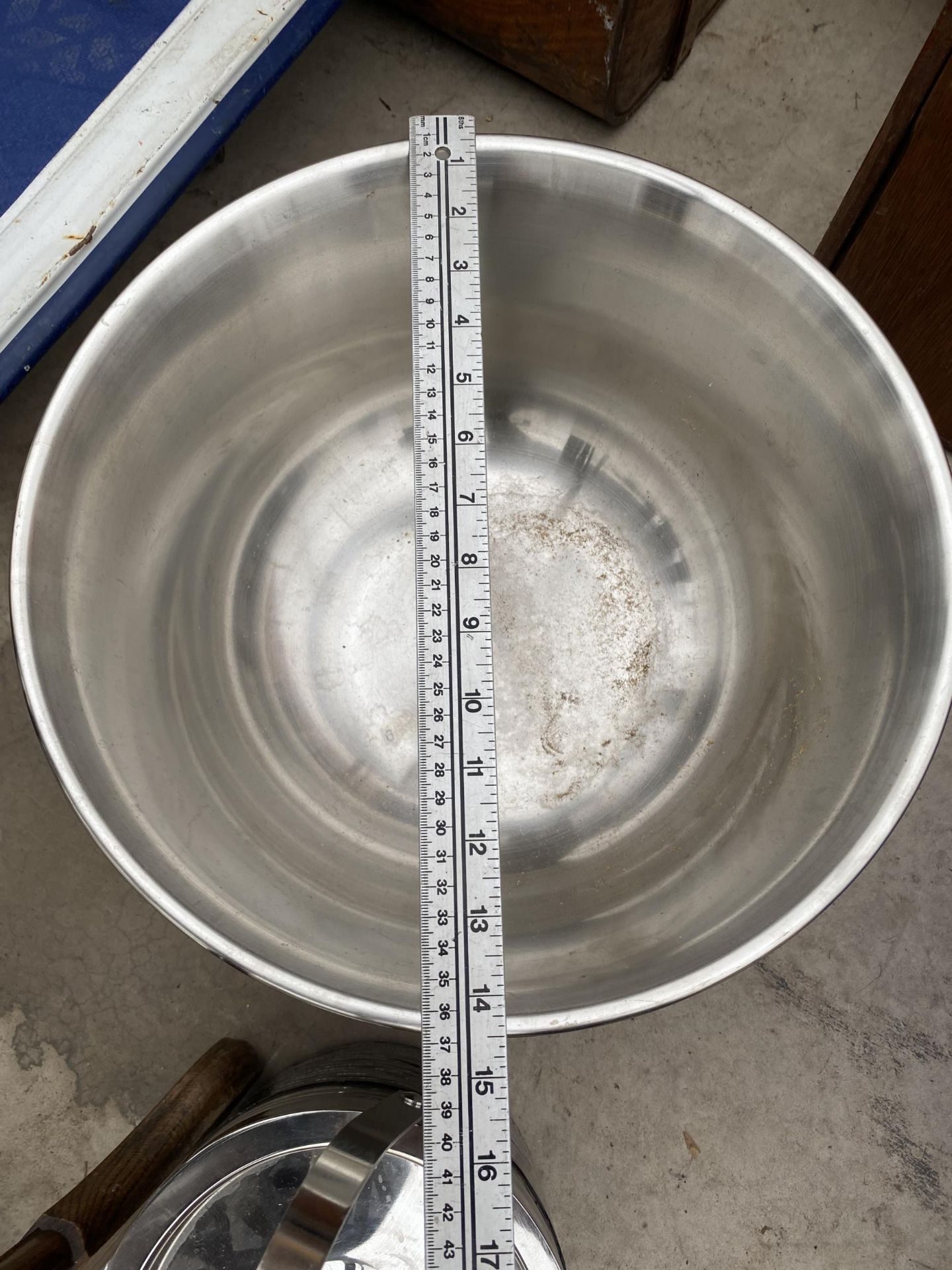 A LARGE ALUMINIUM BOWL AND A METAL ICE BUCKET - Image 5 of 5