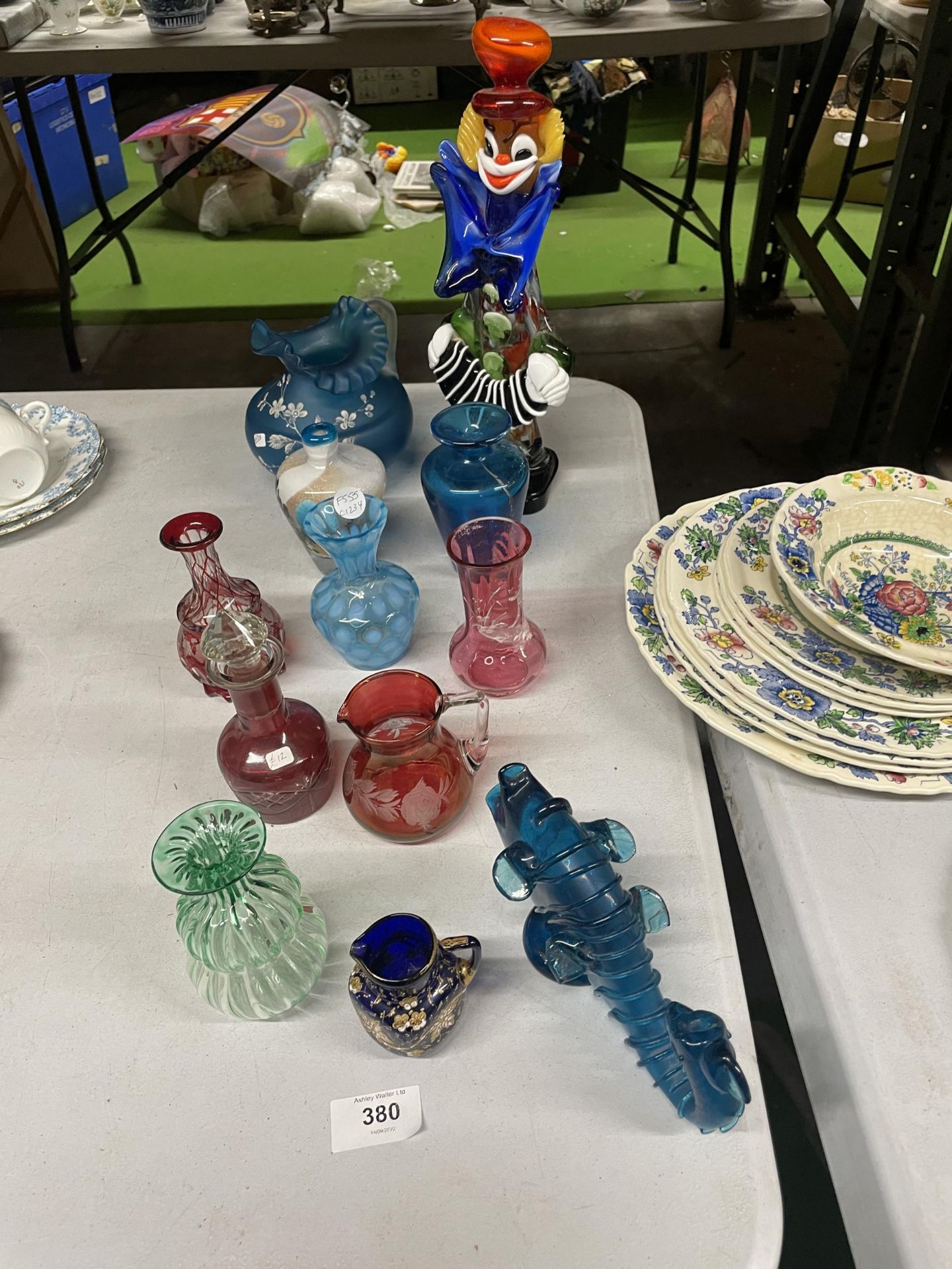 A QUANTITY OF GLASSWARE TO INCLUDE A MURANO STYLE CLOWN, CRANBERRY, BLUE, VASES, JUGS, ETC