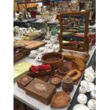 A QUANTITY OF TREEN ITEMS TO INCLUDE A VINTAGE STYLE WOODEN DRESSING TABLE MIRROR, BOWLS, BOXES,