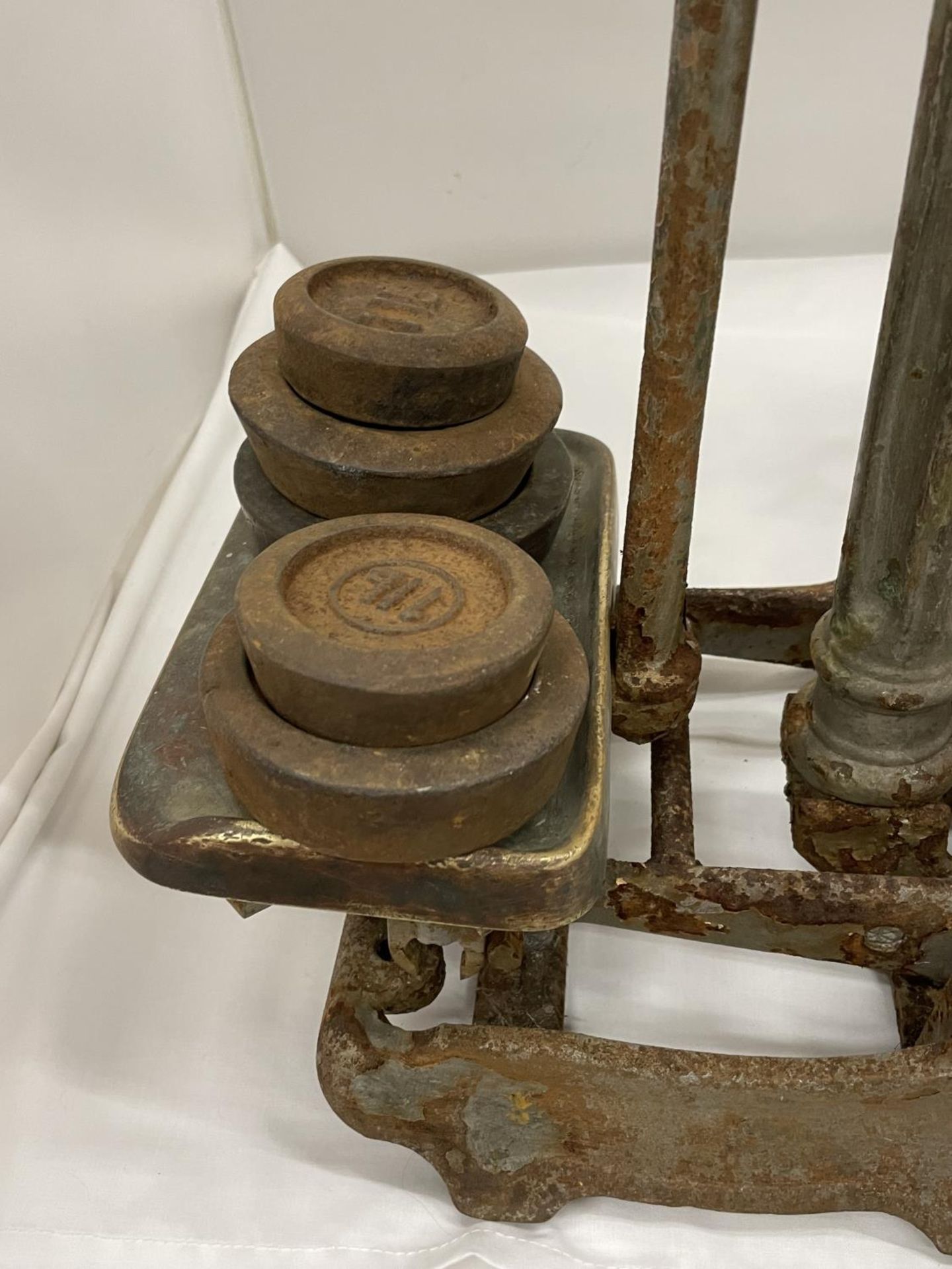 A HERBERT AND SON ANTIQUE BUTCHERS SCALES WITH CERAMIC TRAY AND VARIOUS WEIGHTS - Image 5 of 5