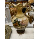 A VINTAGE HAND PAINTED URN WITH GILT DETAILING AND INDISTINCT SIGNATURE TO ART ON FRONT AND RAISED